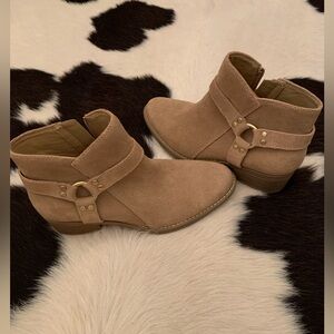 House of Harlow 1960 Beachwood Tan Womans Suede/ Leather ankle boots size 7 1/2